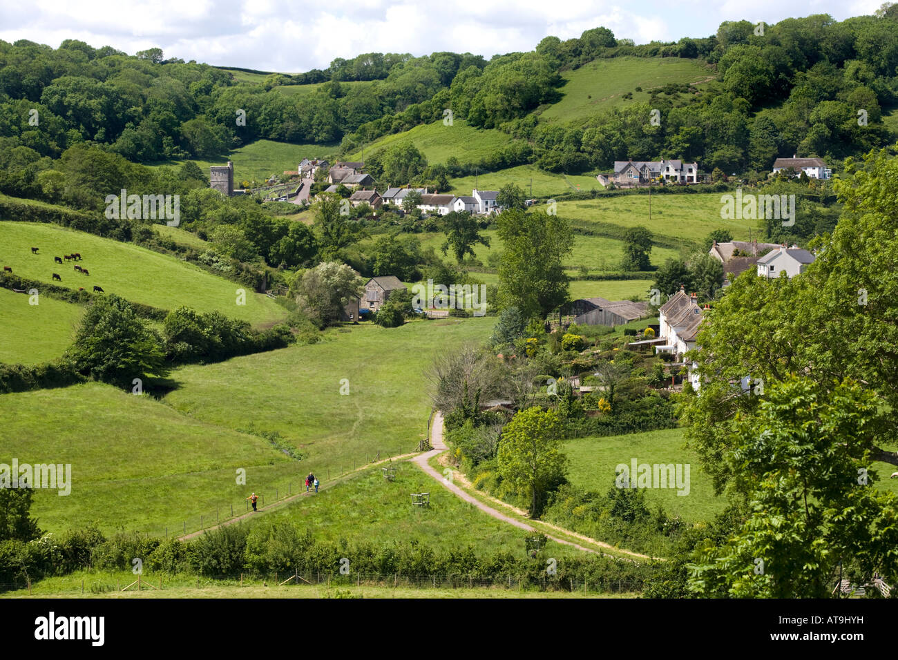 Das Dorf Branscombe, Devon an der Spitze seiner Tal hinunter zum Meer Stockfoto