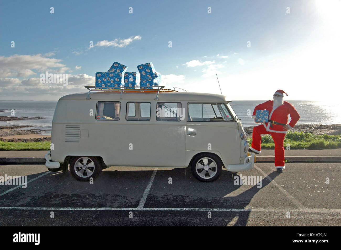Weihnachtsmann mit Geschenken an Mumbles, Swansea, Wales, UK Stockfoto