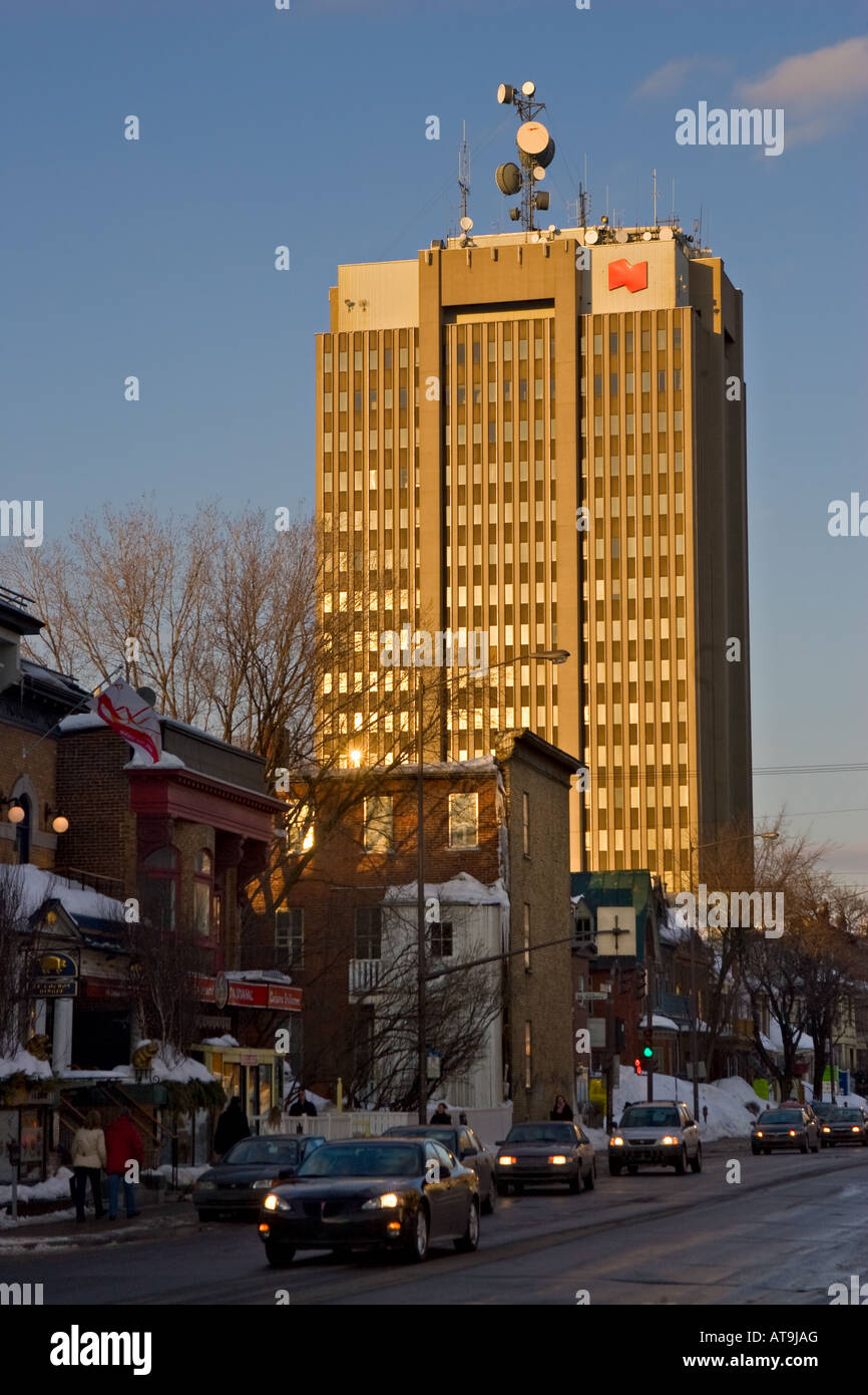 Sonnenuntergang auf der Banque Nationale du Kanada (National Bank of Canada) aufbauend auf Boulevard Rene Levesque in Québec (Stadt) Stockfoto