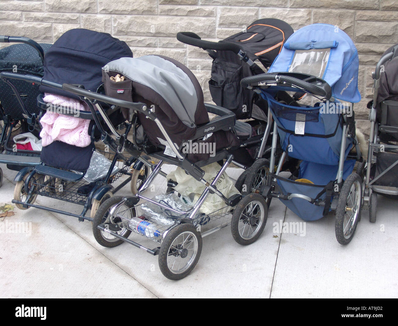 Stau von Baby Kinderwagen vor einem Gemeindezentrum Bibliothek von Kindermädchen geparkt Stockfoto