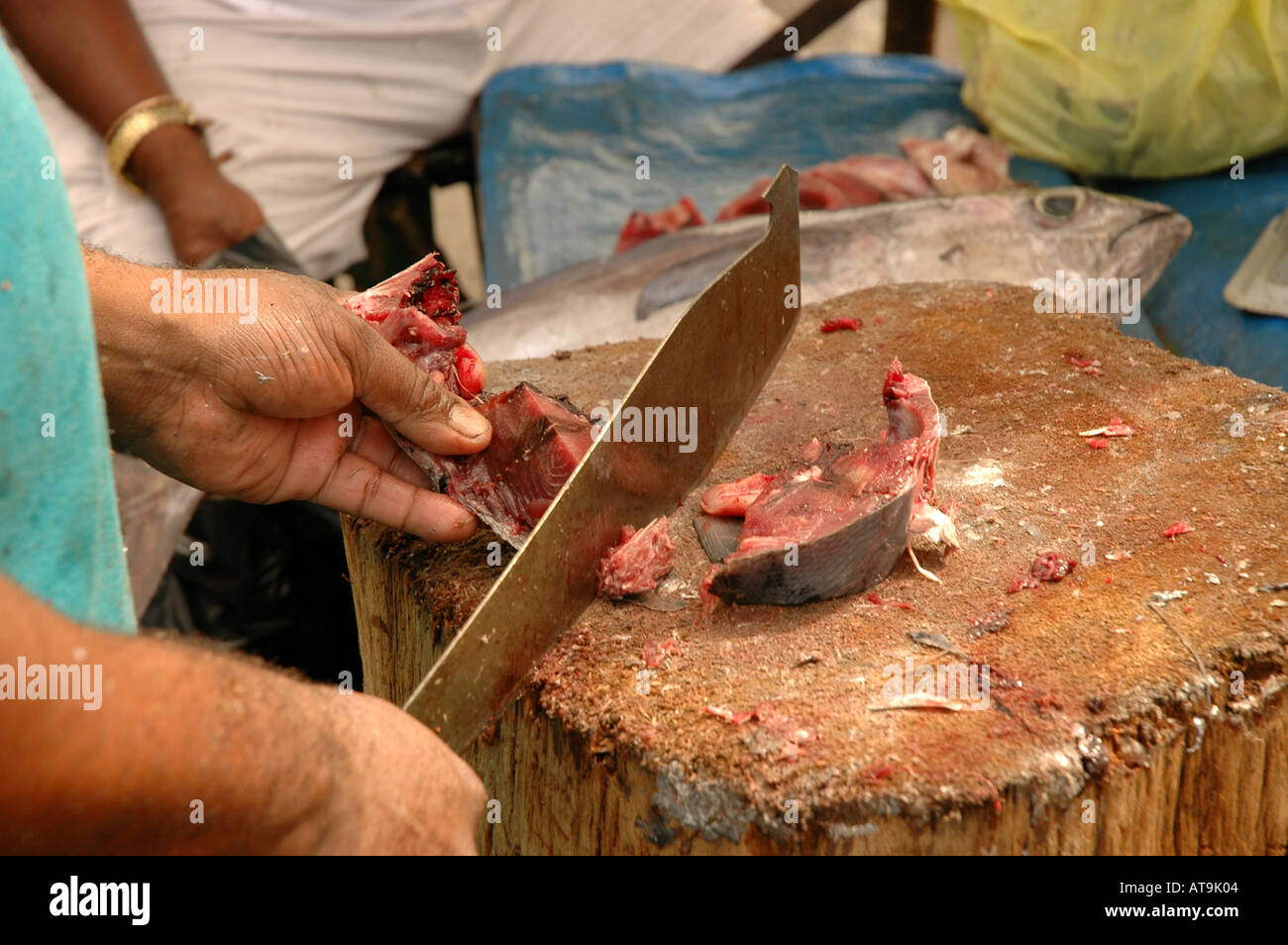 St. Lucia-Castries Fischverkäufer am Markt unter freiem Himmel schneiden Fisch-Steaks mit machete Stockfoto