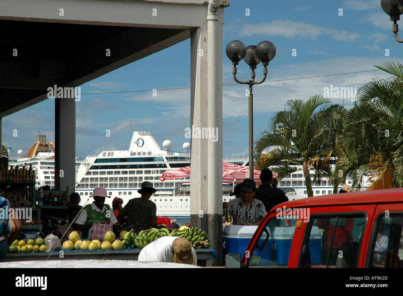 Castries, St. Lucia Markt Samstag Kreuzfahrtschiff im Hintergrund Stockfoto