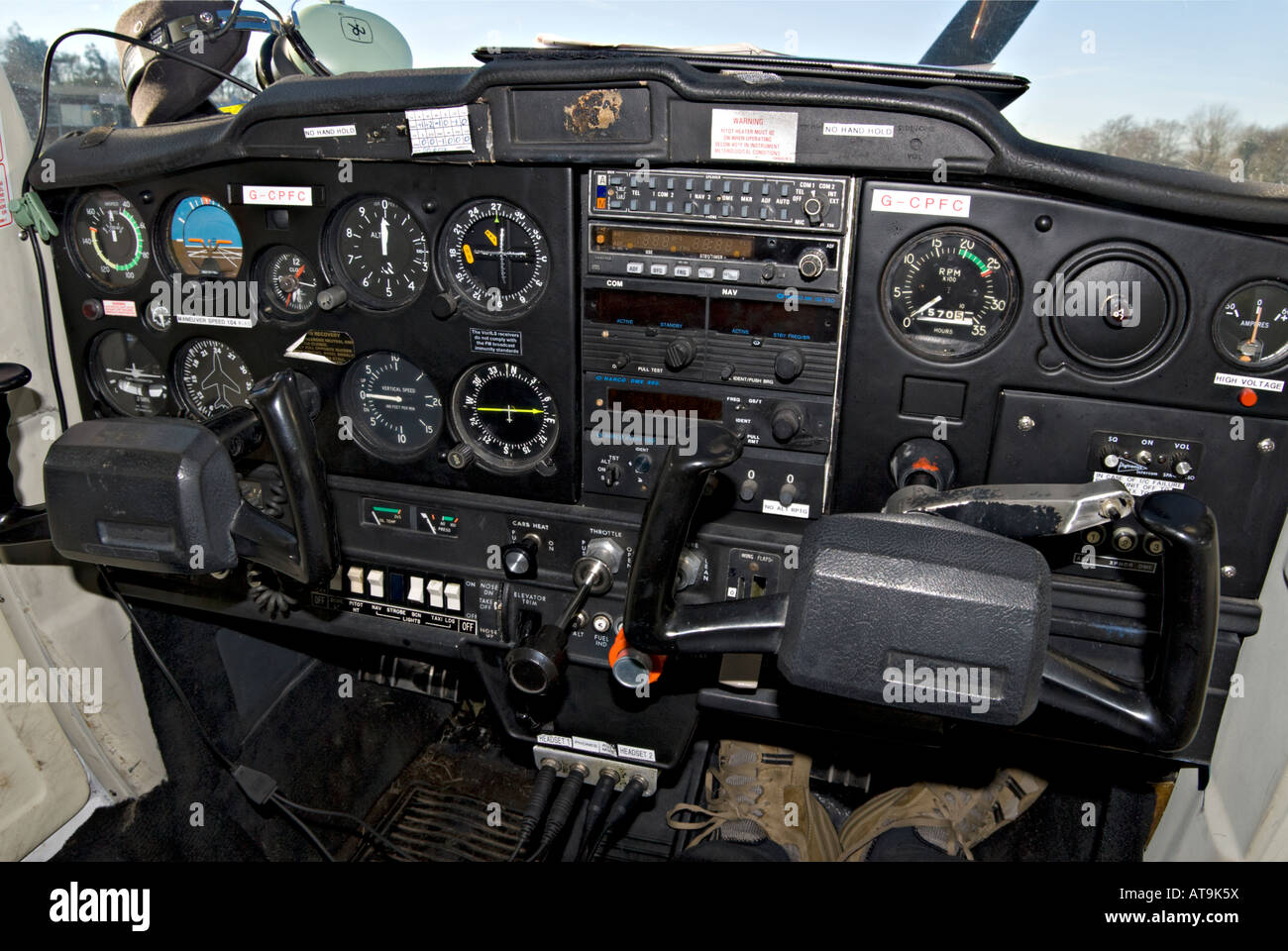Cockpit-Instrumente in einem Flugzeug Cessna 152. Stockfoto