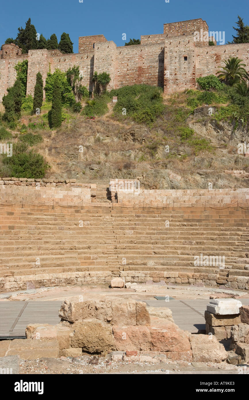 Malaga Costa del Sol Andalusien Spanien römisches Theater unter Wänden der maurischen Burg. Stockfoto