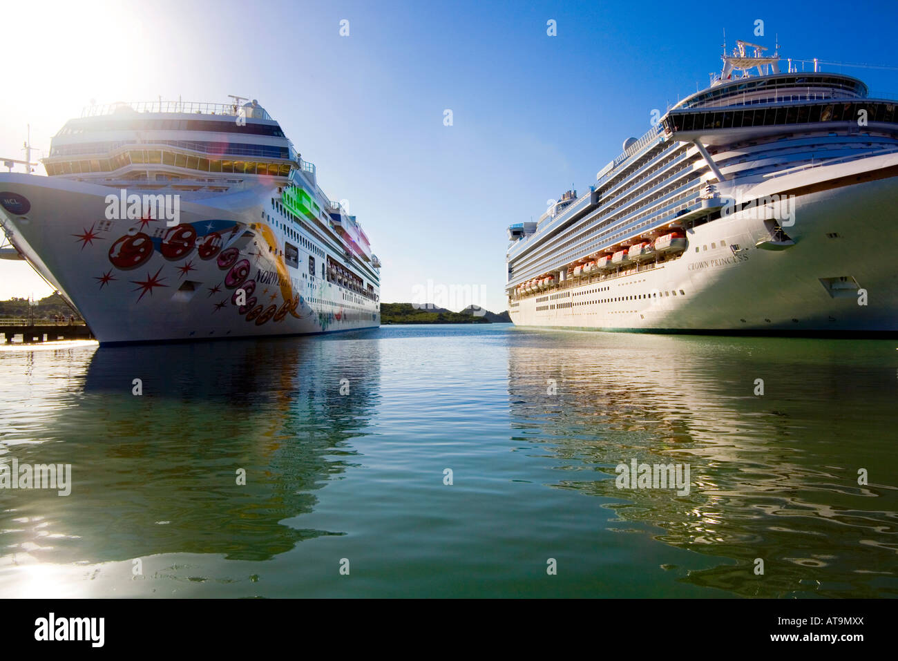 Kreuzfahrtschiffe im Hafen, Antigua, West Indies Stockfoto
