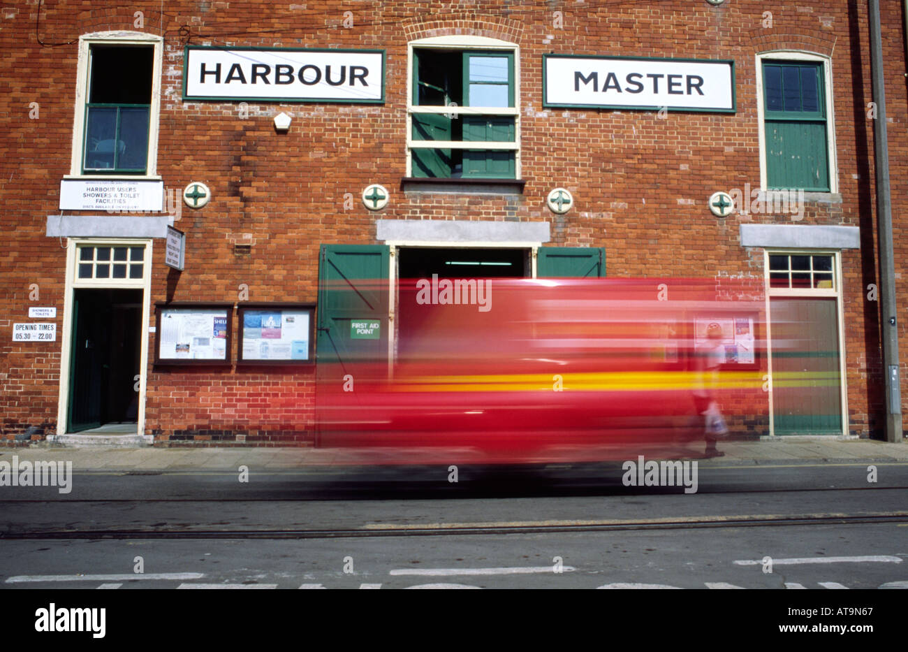 Ein Royal Mail Post van der Hafenmeister-Gebäude am Hafen von Weymouth Dorset county England UK vorbei beschleunigen Stockfoto