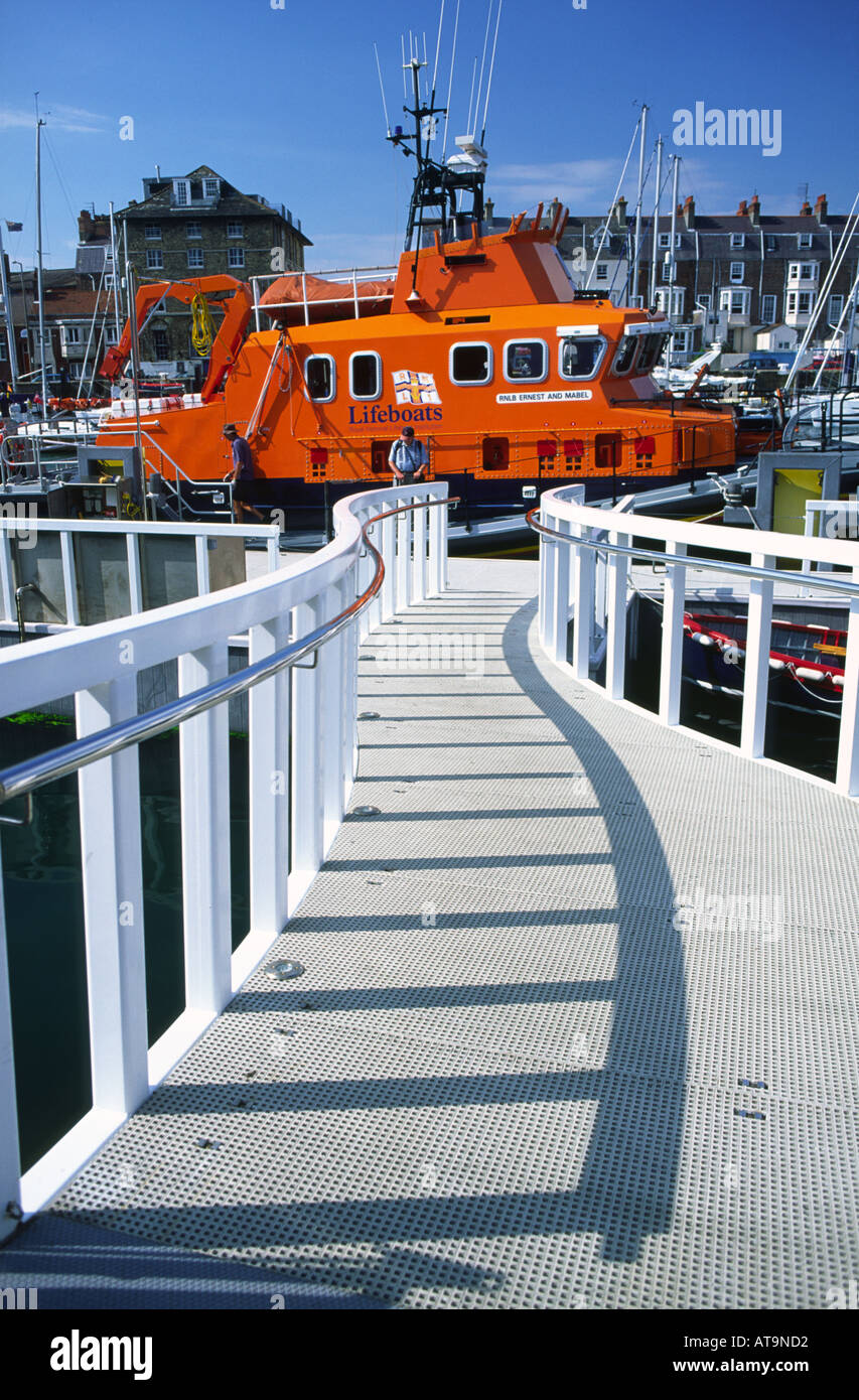 Gekrümmten Pfad führt zu der RNLB Ernest und Mabel Rettungsboot vertäut im Hafen von Weymouth in Dorset county England UK Stockfoto