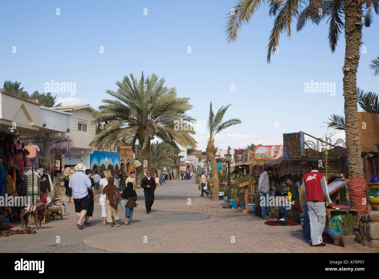 Menschen an der Uferpromenade mit Touristenläden und Restaurants im Badeort an der Ostküste des Roten Meeres. Dahab Sinai Ägypten Stockfoto