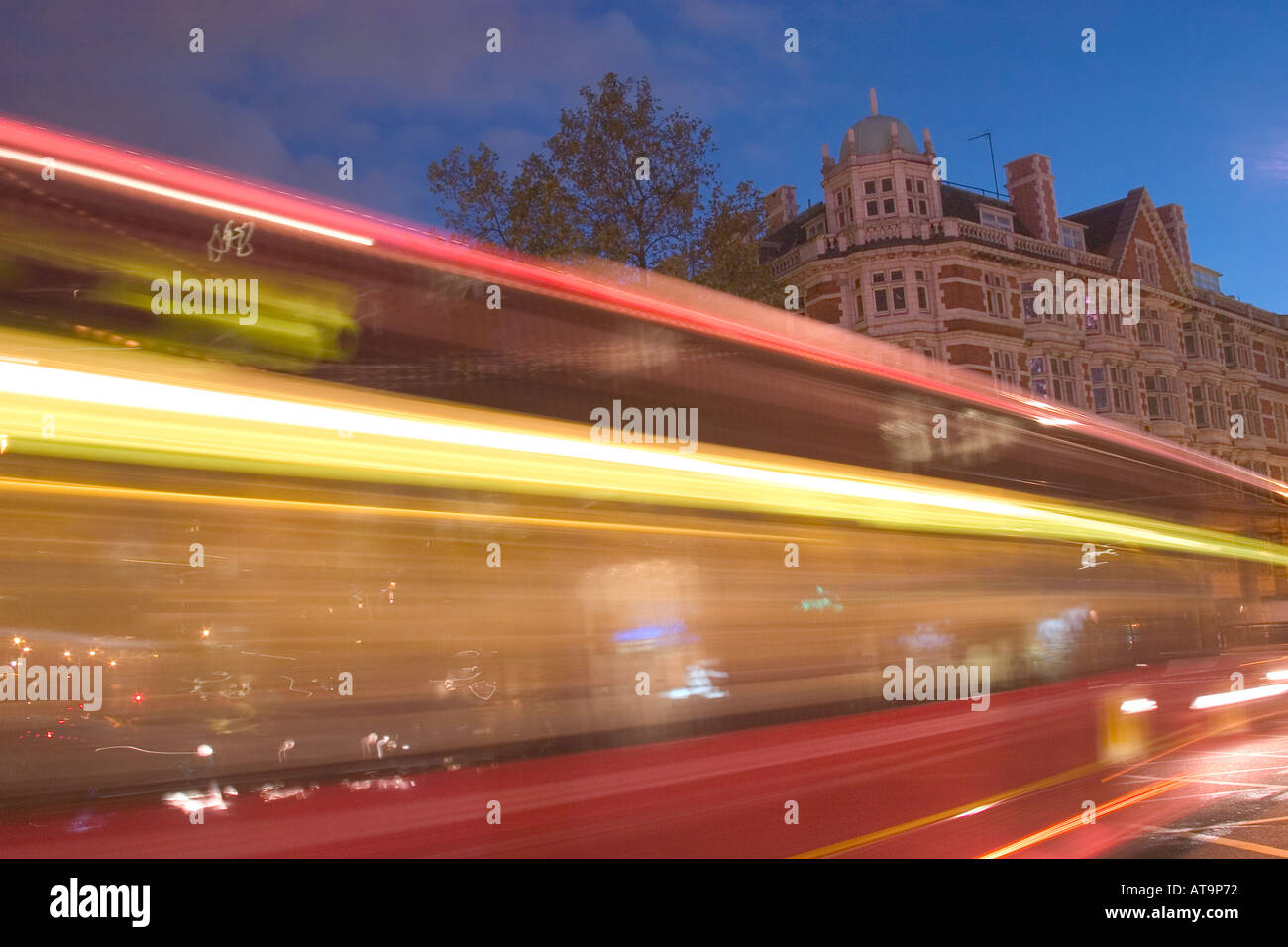 Langzeitbelichtung der roten Doppeldecker-Bus in der Dämmerung. Holborn, London, England Stockfoto