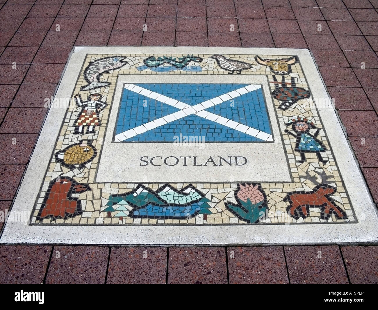 Schottische Flagge Mosaik in den Gehweg neben dem Millennium Stadium Cardiff Wales UK. Stockfoto