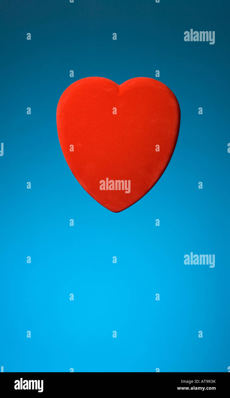 Ein Rotes Herz Hangend Auf Blauem Grund Stockfotografie Alamy