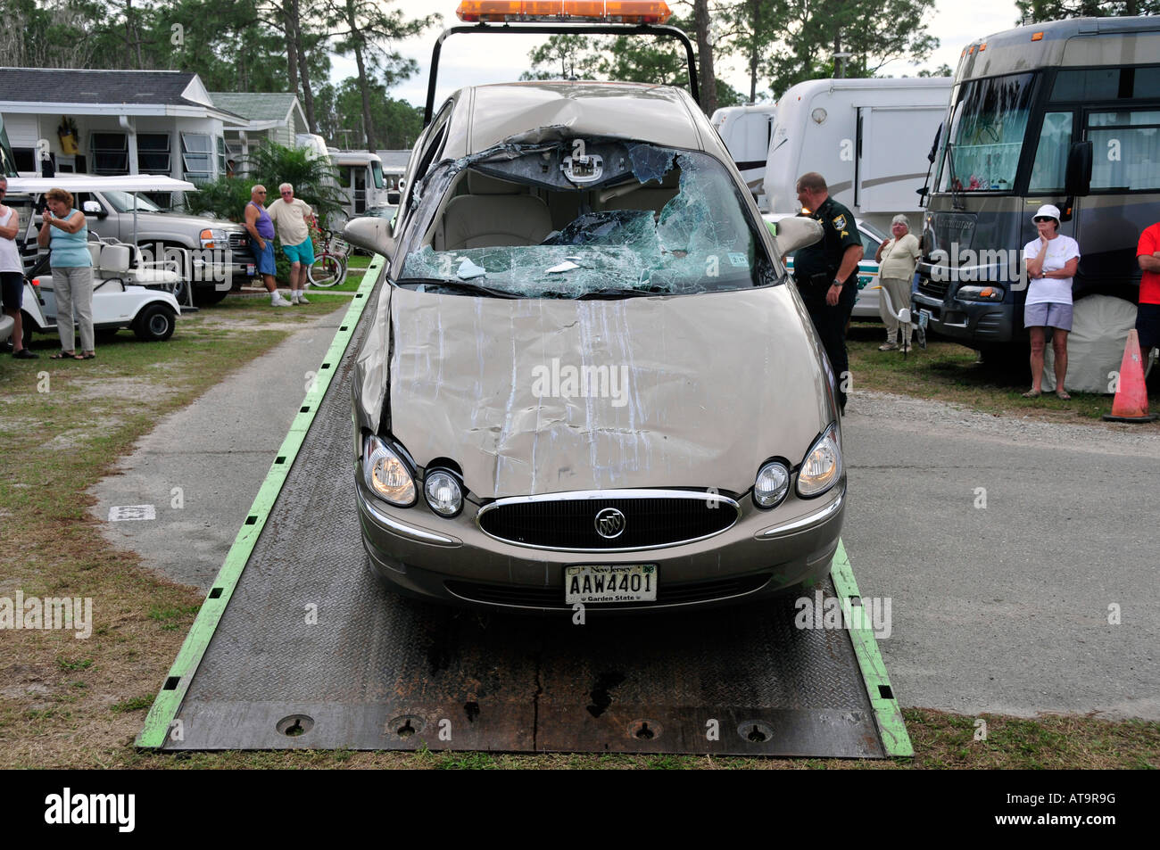 Abschleppwagen löscht Unfallstelle des Automobils Stockfoto