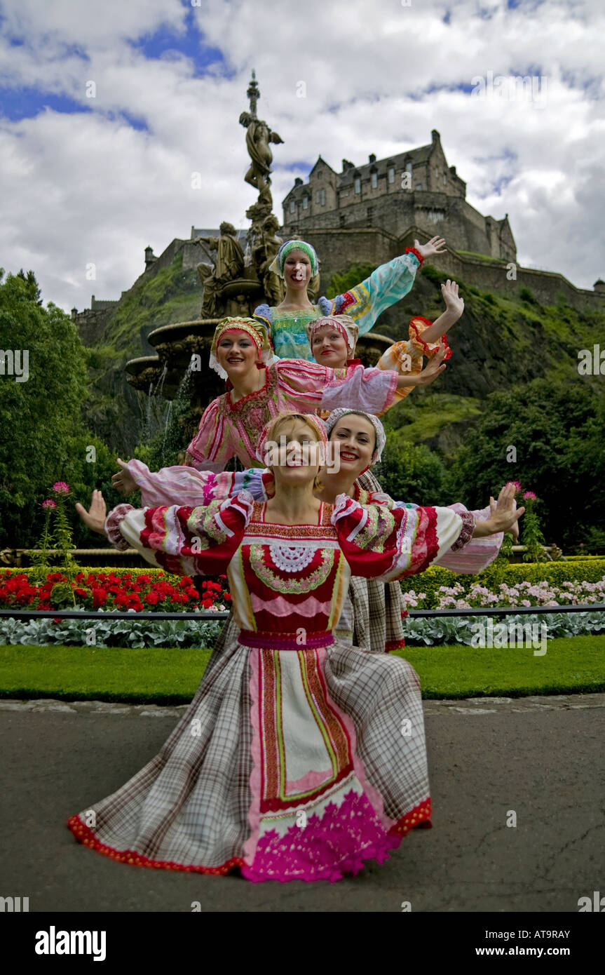 Russische Tänzerin Gruppe Pose in den Princes Street Gardens mit Brunnen und Schloss Edinburgh Fringe Festival, Schottland, Vereinigtes Königreich, Stockfoto