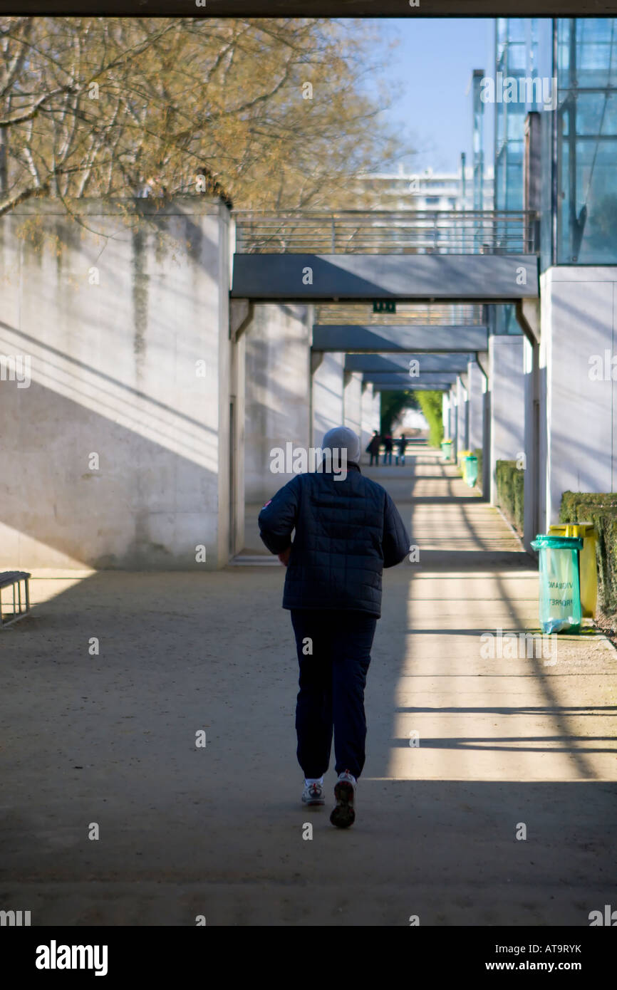 Mann durch Parc Andre Citroen Joggen Stockfoto