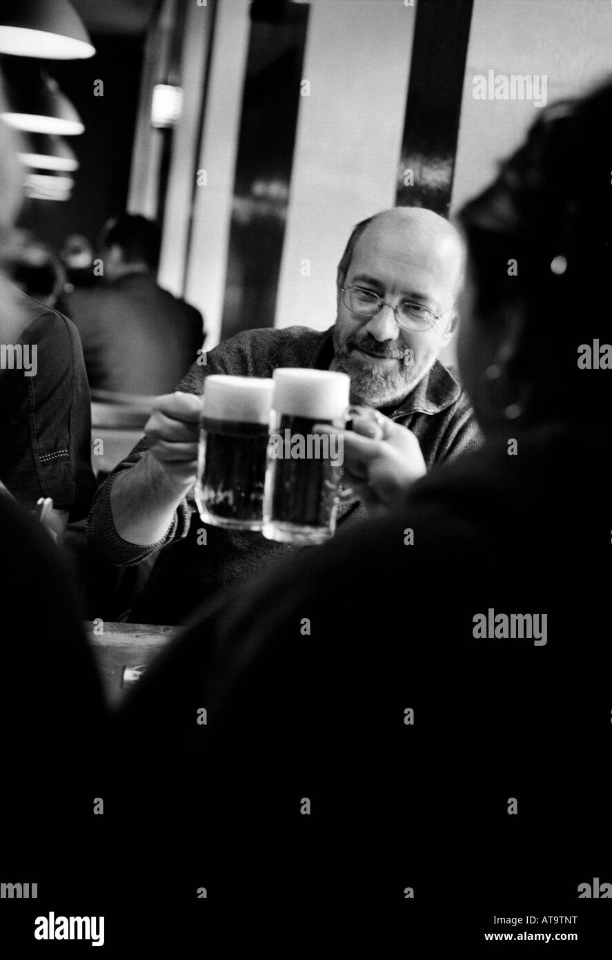 Freunden in einer Bar trinken und klirrende Gläser. Prag Tschechien 2001 Stockfoto