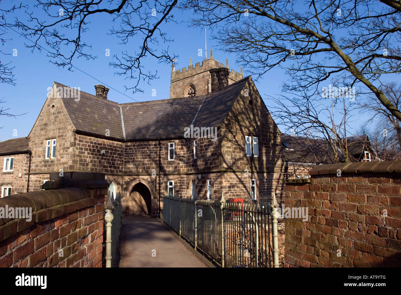 Croston Old School und Brücke über den Fluss Schafgarbe mit St Michaels und alle Engel der Kirche im Hintergrund Stockfoto