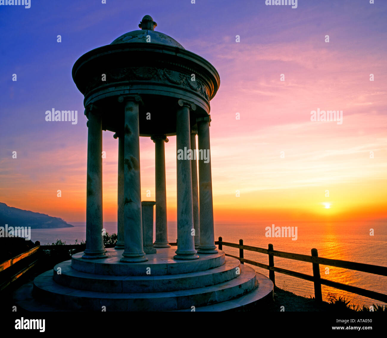 Spanien Mallorca Insel Mallorca Balearen Son Marroig Arxiduc Ludwig Slavator Pavillon Sonnenuntergang Ozean Meer romantischen Himmel Sonne Stockfoto