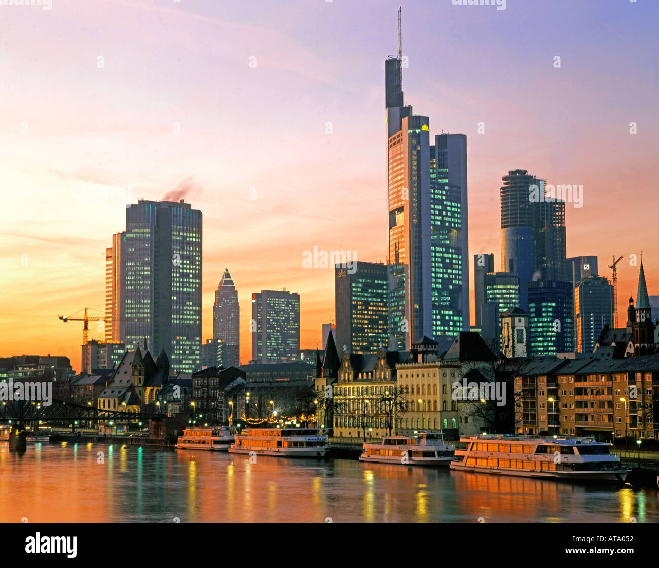 Deutschland Frankfurt Innenstadt Skyline bei Sonnenuntergang Bankenbereich Commerzbank Refelctions am Fluss main Stockfoto