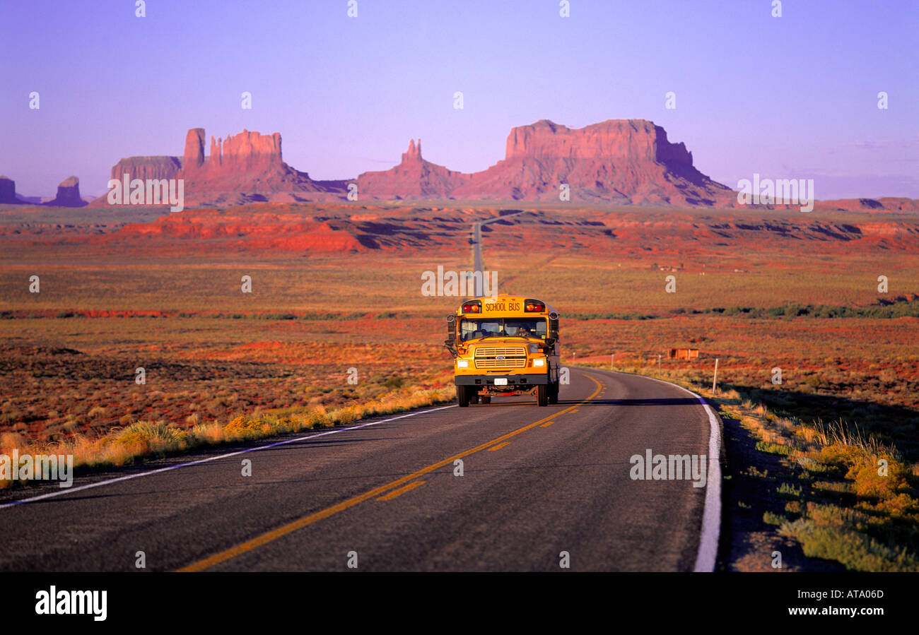 USA Arizona Monument Valley Highway Schulbus Stockfoto