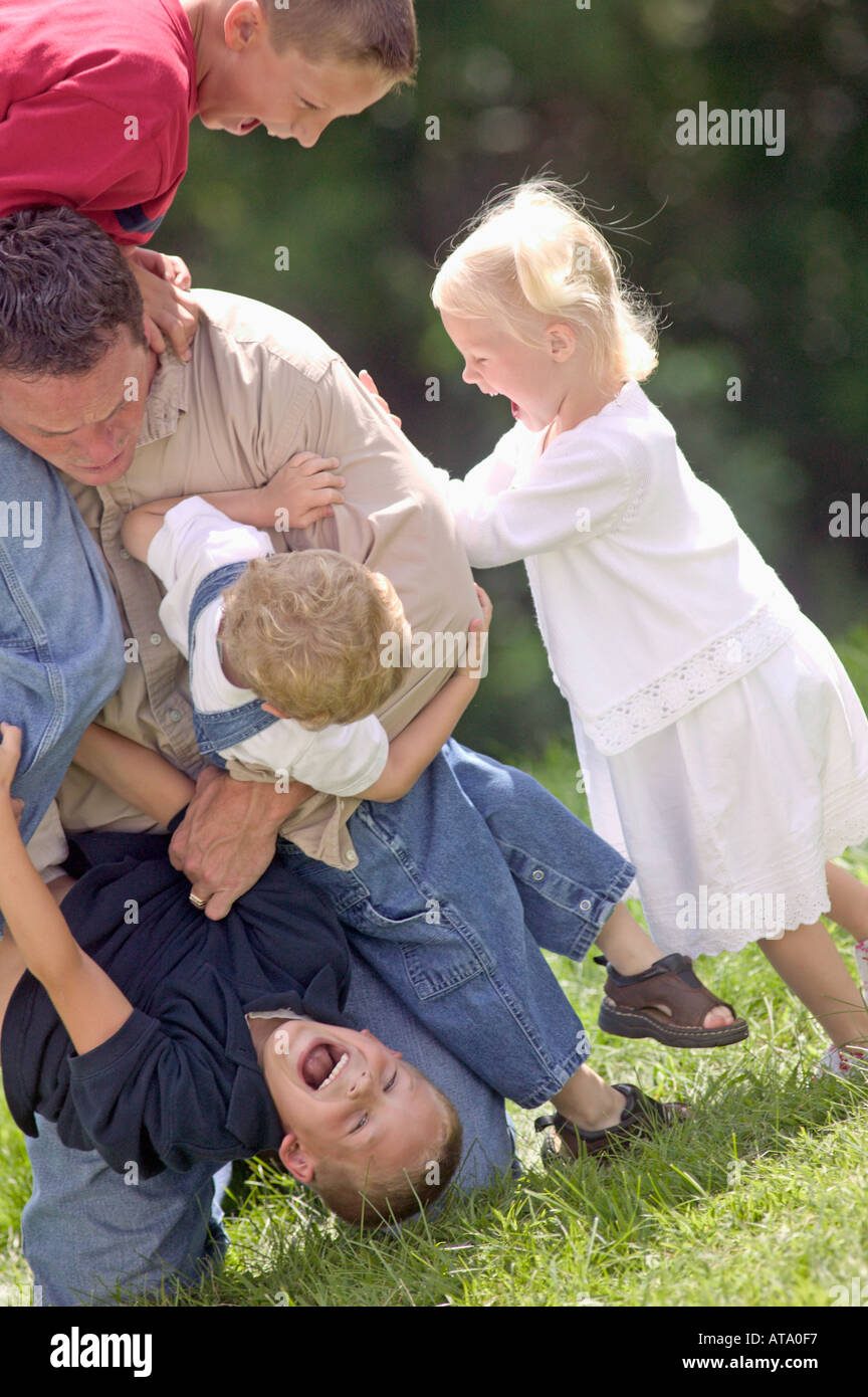 Vater und Kinder Horsing Stockfoto