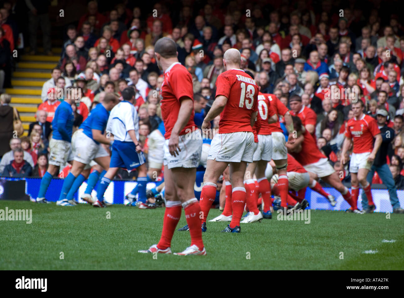 walisische Verteidigungslinie für Wales gegen Italien in 2008 Grand-slam-Sieg Nummer 2657 Stockfoto