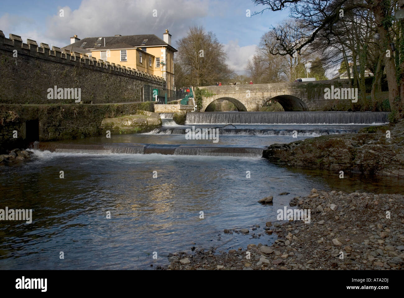 Fluß Tavy Abtei-Brücke Wehr Tavistock Devon England Stockfoto