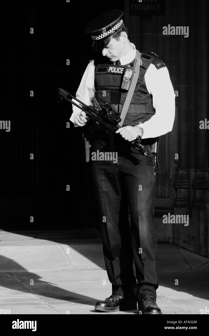 Pistole Recht: ein bewaffneter Polizist außerhalb des House Of Commons Stockfoto