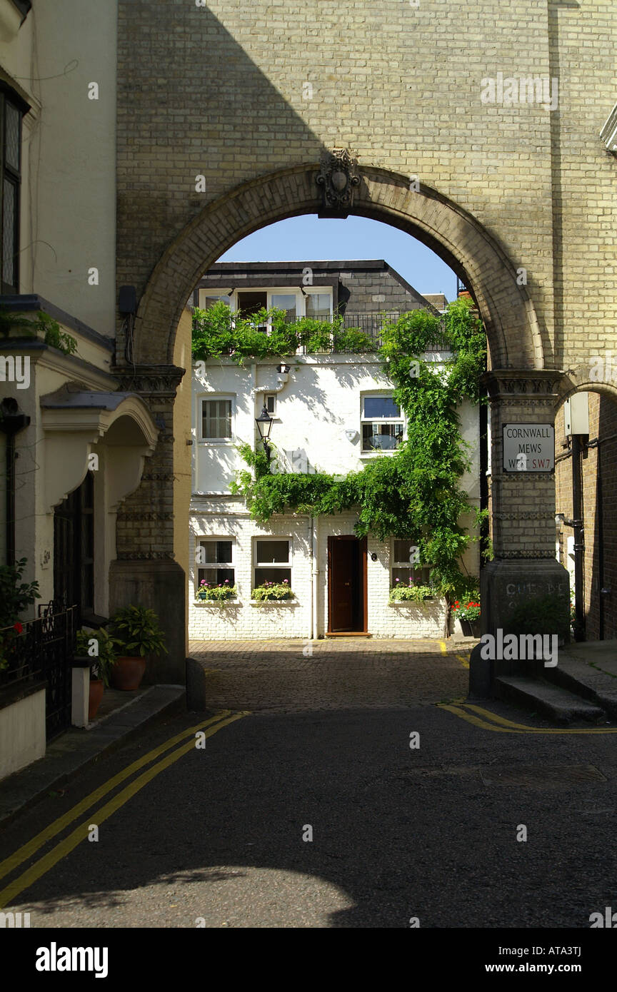 Typisch London Mews. White House und Efeu gesehen durch einen Torbogen Mews in South Kensington, London Stockfoto