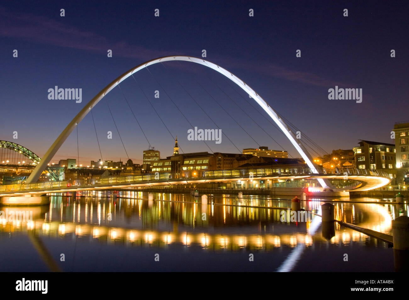 Millennium Bridge Gateshead Newcastle England nachts spiegelt sich in den Fluss Tyne Stockfoto