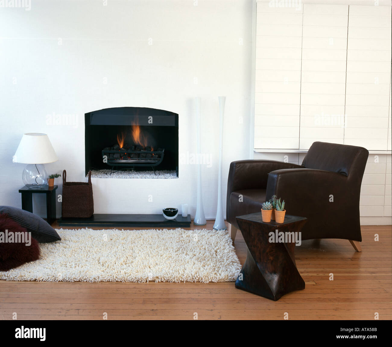 Geschichten aus dem Kamin. Einfach nur minimale Kamin mit shaggy Teppich. Stockfoto