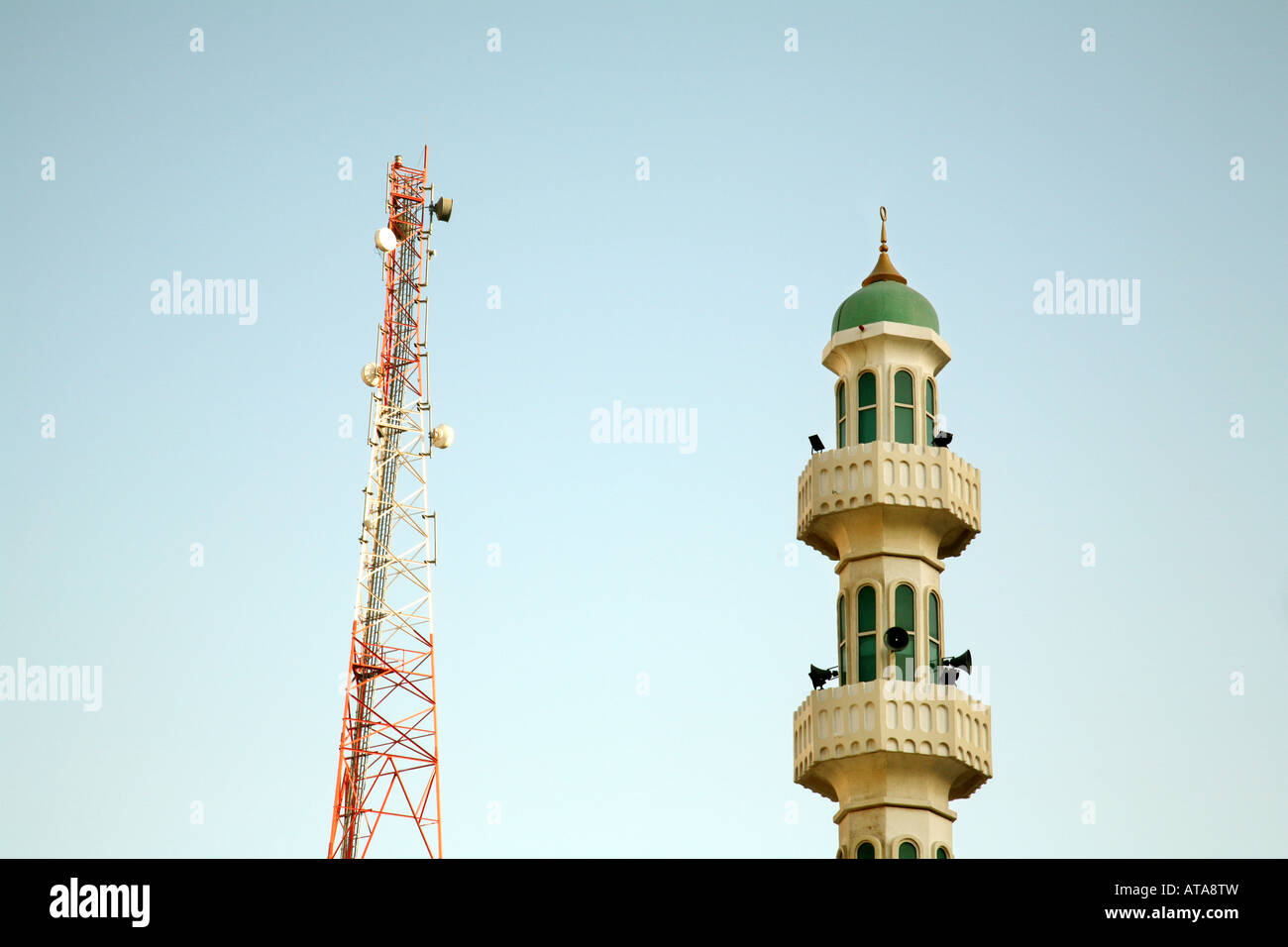 Ein Minarett und Radio Antenne, Stadt Abu Dhabi, Vereinigte Arabische Emirate Stockfoto