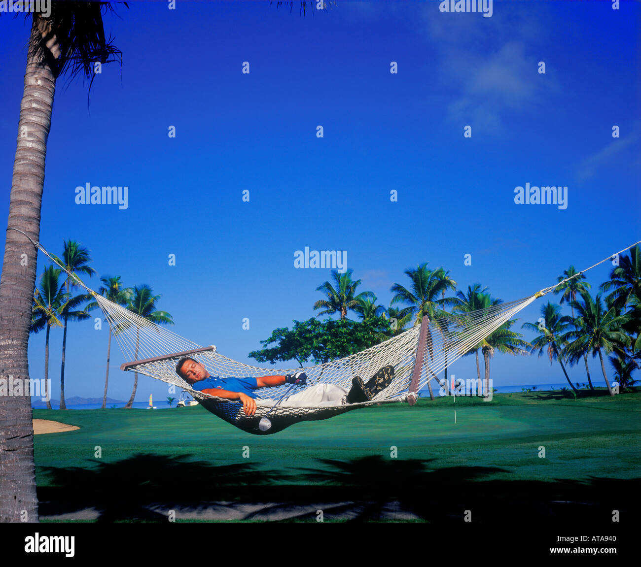 hangin heraus in Hängematte auf tropischen Golfplatz Sheratoin Fiji-Modell veröffentlicht Resort Stockfoto