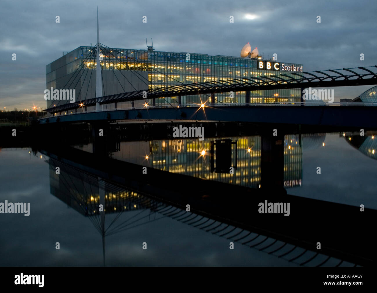 BBC Scotland, aufbauend auf den Fluss Clyde in Glasgow, hinter der Glocke Brücke Stockfoto