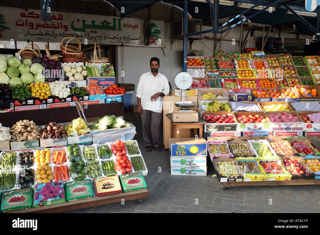 Stall Keeper, Obst und Gemüse-Markt, Abu Dhabi Stockfoto