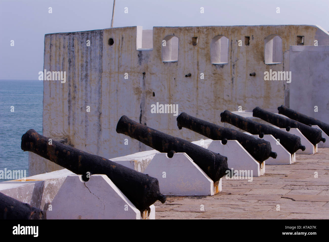 Eine Reihe von Kanonen auf Cape Coast Castle Wände weisen darauf hin, dass es sich auf das Meer. Stockfoto