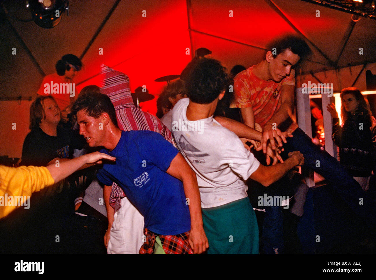 Jugendliche tanzen in den Moshpit in einem Club in Florida USA Stockfoto