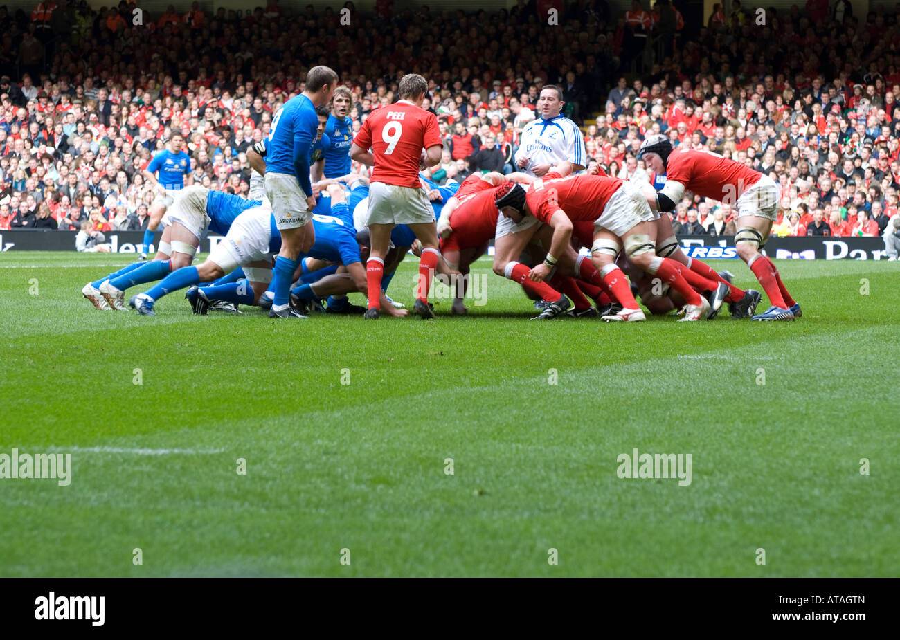macht der walisischen Scrum für Wales gegen Italien in den 2008 Grand Slam gewinnen Zahl 2655 Stockfoto