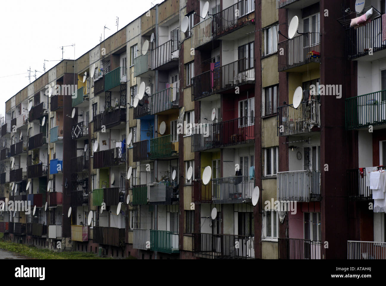 Balkone mit Parabolantennen auf einem Wohnblock, Polen Stockfoto