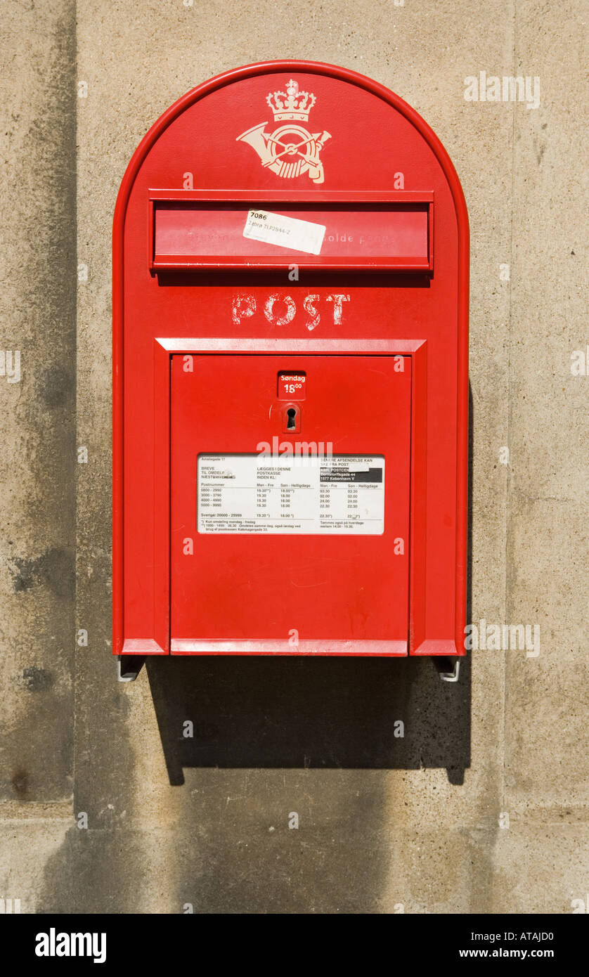 Kopenhagen Dänemark roten Briefkasten der dänischen Post Stockfotografie -  Alamy