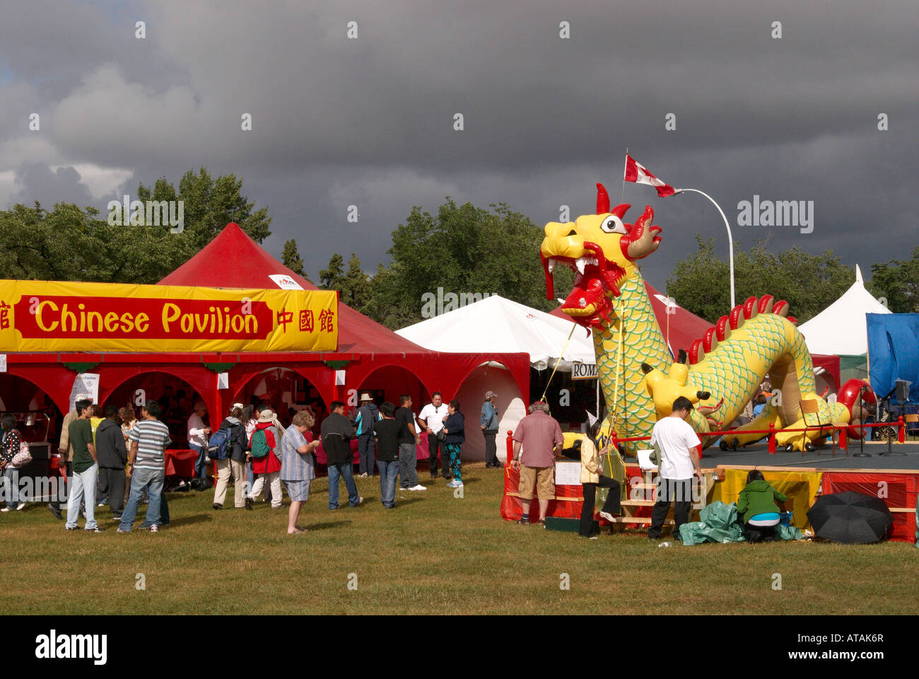 Chinesische Stand und symbolischen Drachen am Edmonton Heritage Festival, Alberta, Canada mit stürmischen Himmel im Hintergrund. Stockfoto