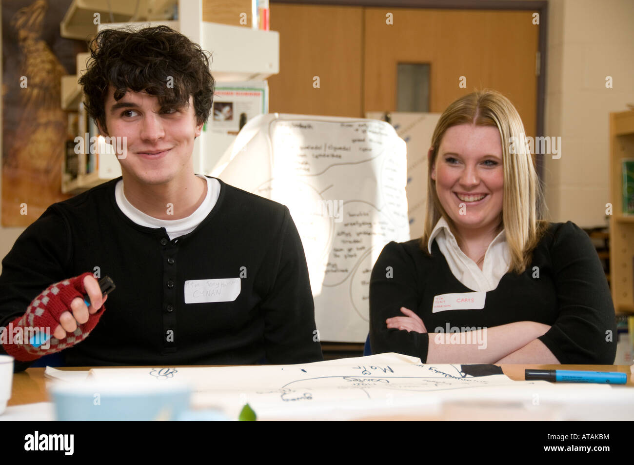zwei Schülerinnen und Schüler der Oberstufe im walisischen Sprache mittlere umfassende Penweddig School Aberystwyth Wales UK Stockfoto