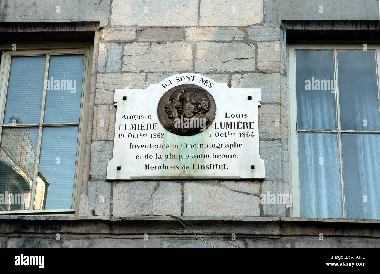 Eine Plakette markiert das Geburtshaus in Besançon Brüder Auguste und Louis Lumière, Erfinder der bewegten Bilder Stockfoto