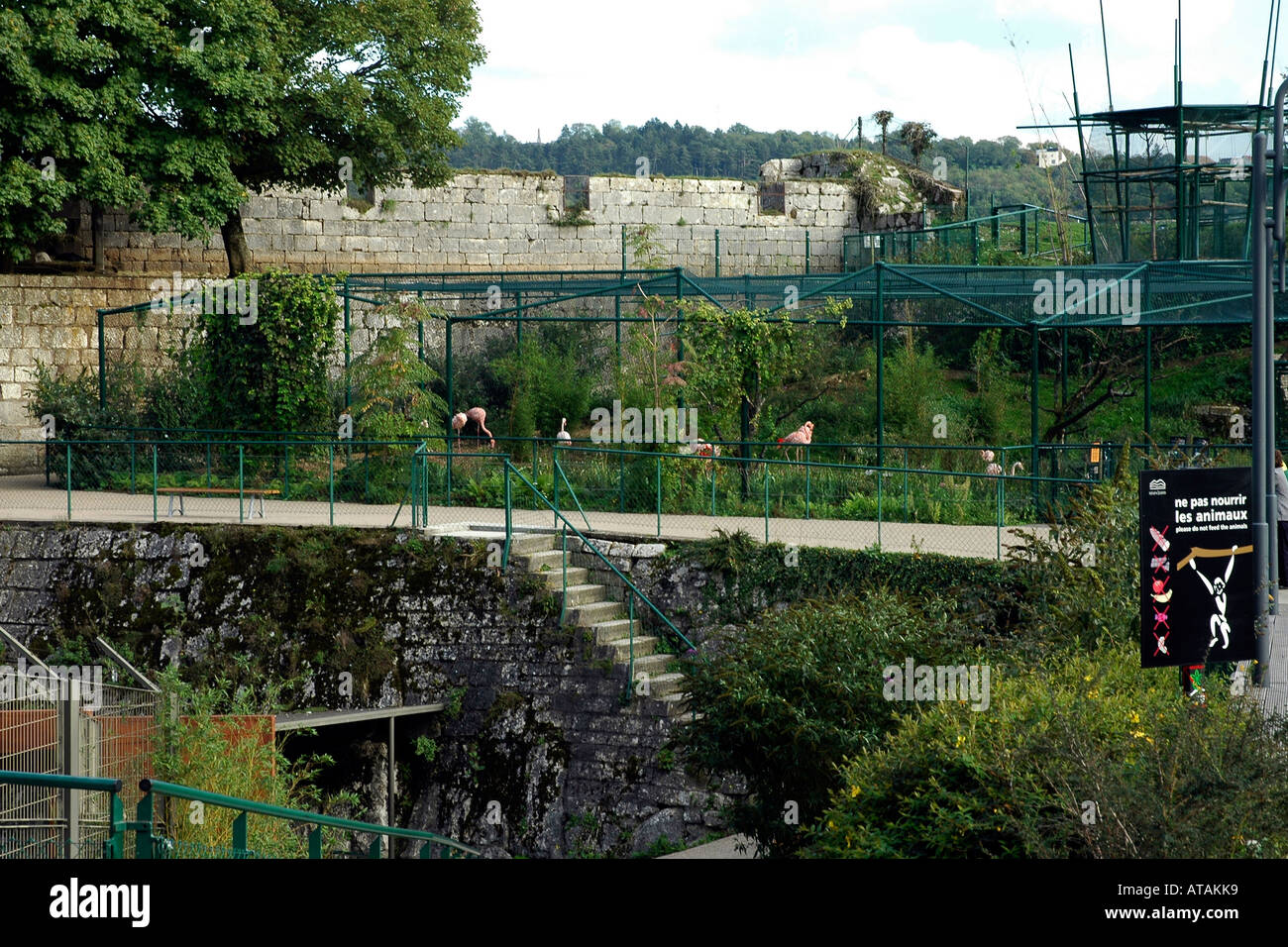 Zusammen mit mehreren Museen in den großen Vauban Zitadelle auf Höhen über Besançon ist dieser Zoo in ehemaligen Schützengräben gebaut Stockfoto