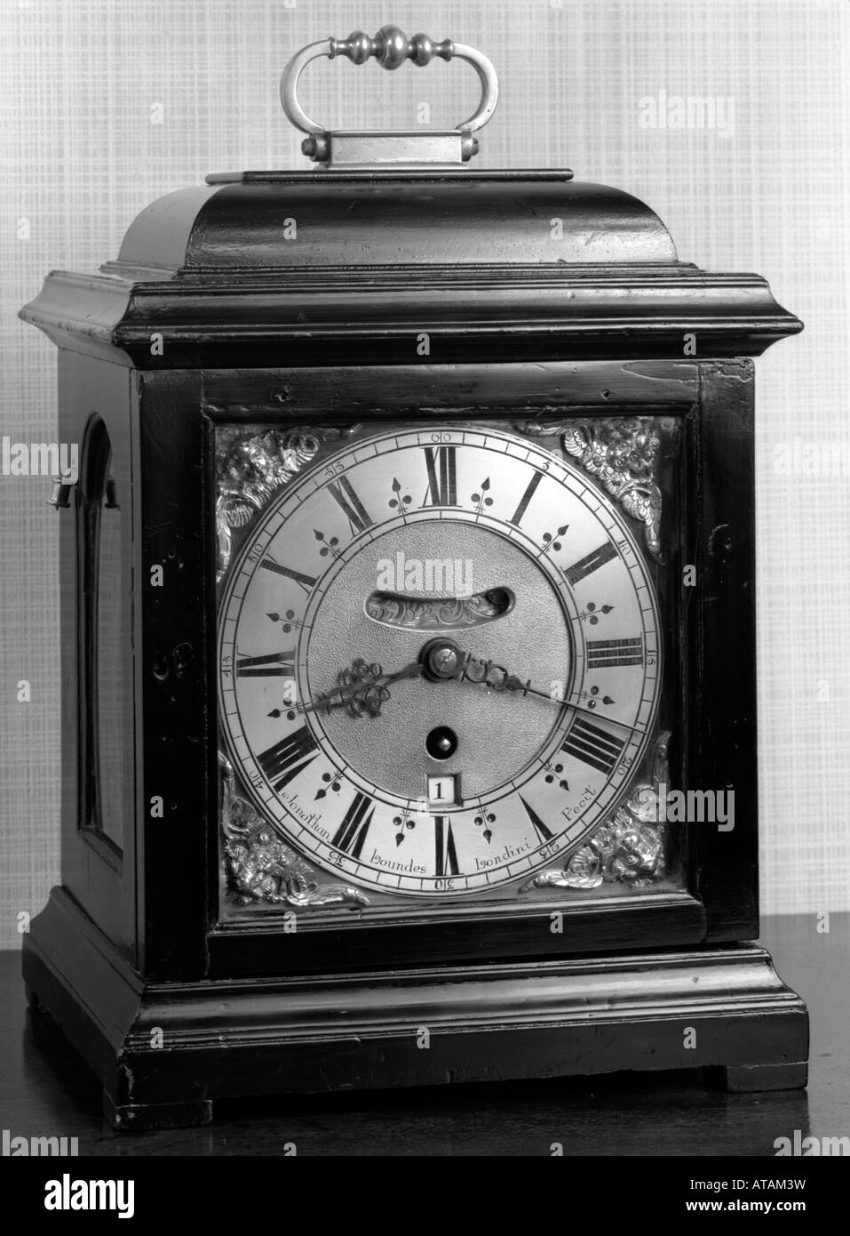 Bracket Clock von Jonathan Lowndes Stockfoto