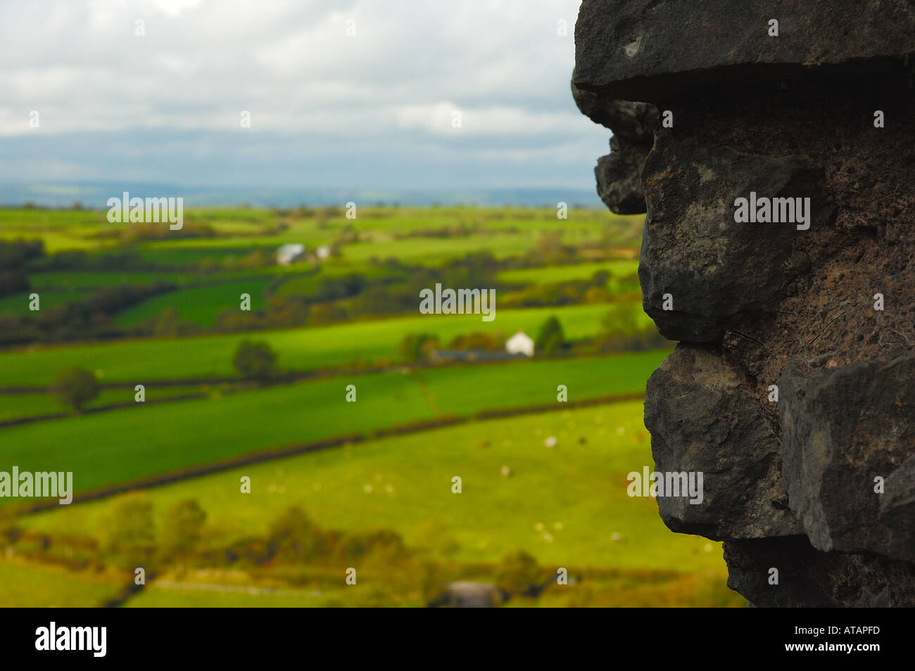 Blick von einer Burg in der Brackens auf einem Hügel, mit einem Teil der Burgmauer auf der rechten Seite Stockfoto