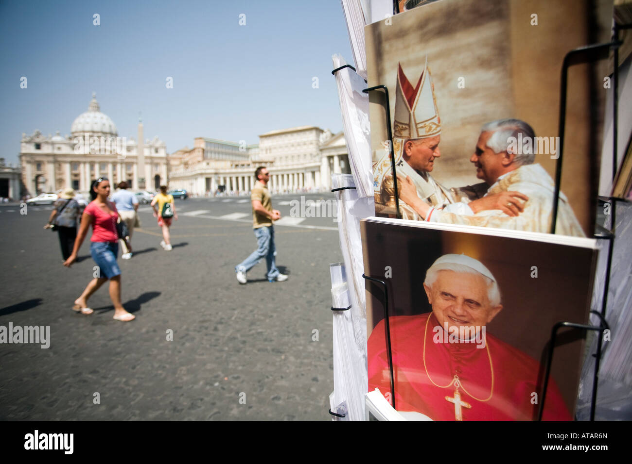 Vatikan Postkarten mit dem Bild der Päpste Benedikt XVI. und Johannes Paul II., Vatikan Stockfoto