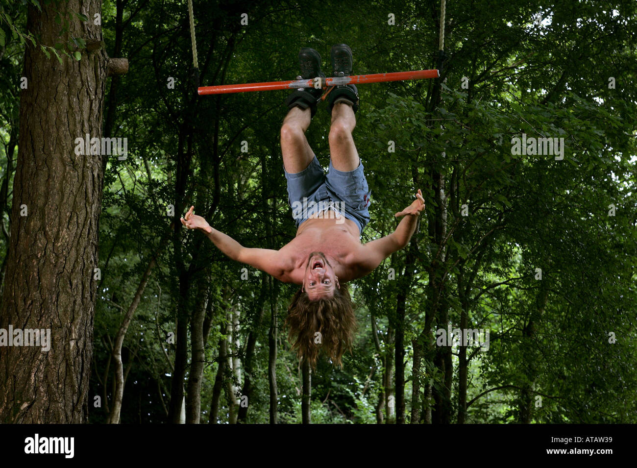 Comedian Craig Campbell hängen von einem Baum im Garten seines Hauses in Devon Stockfoto