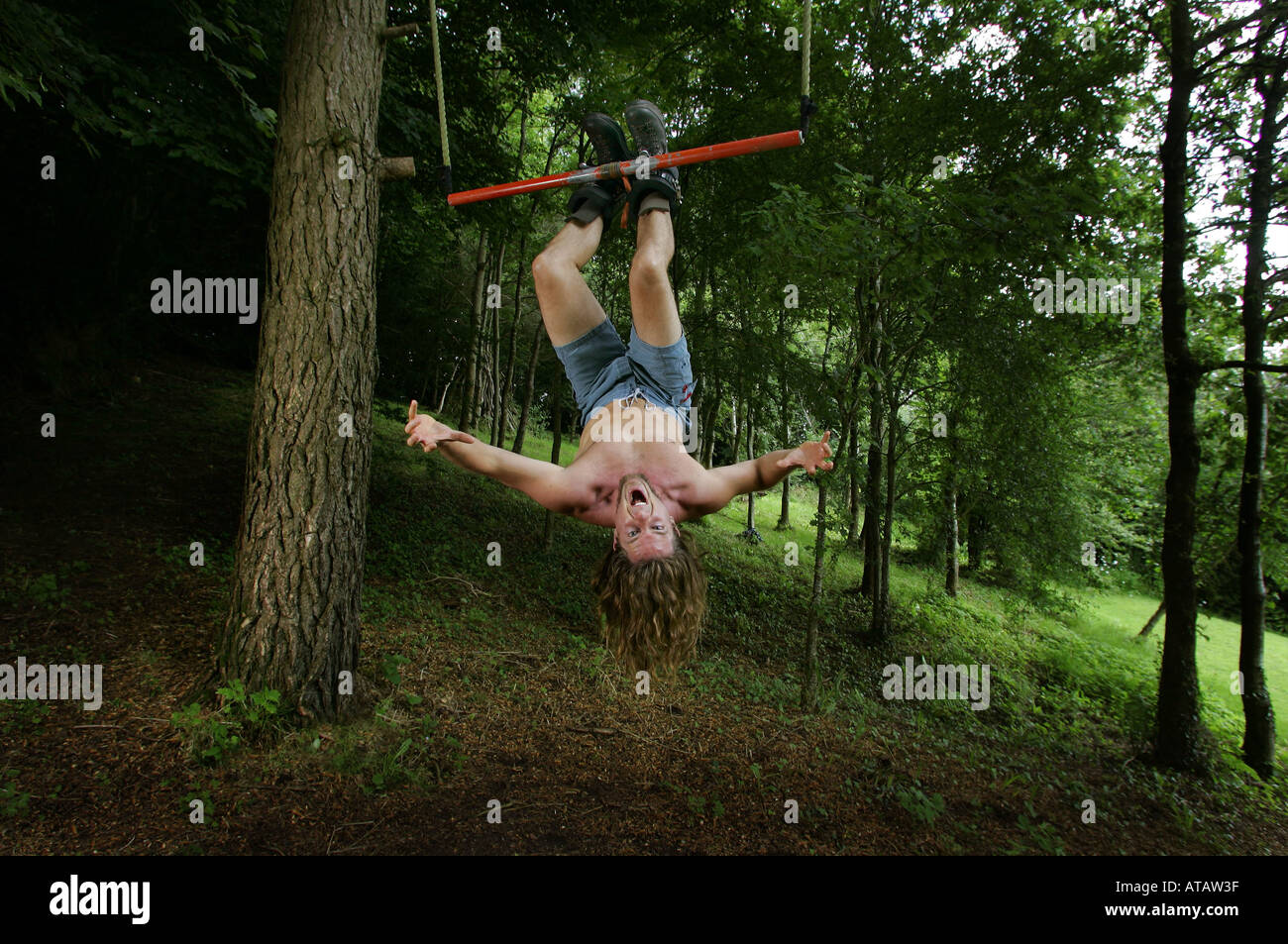 Comedian Craig Campbell Arbeit in seinem Garten in Devon Stockfoto