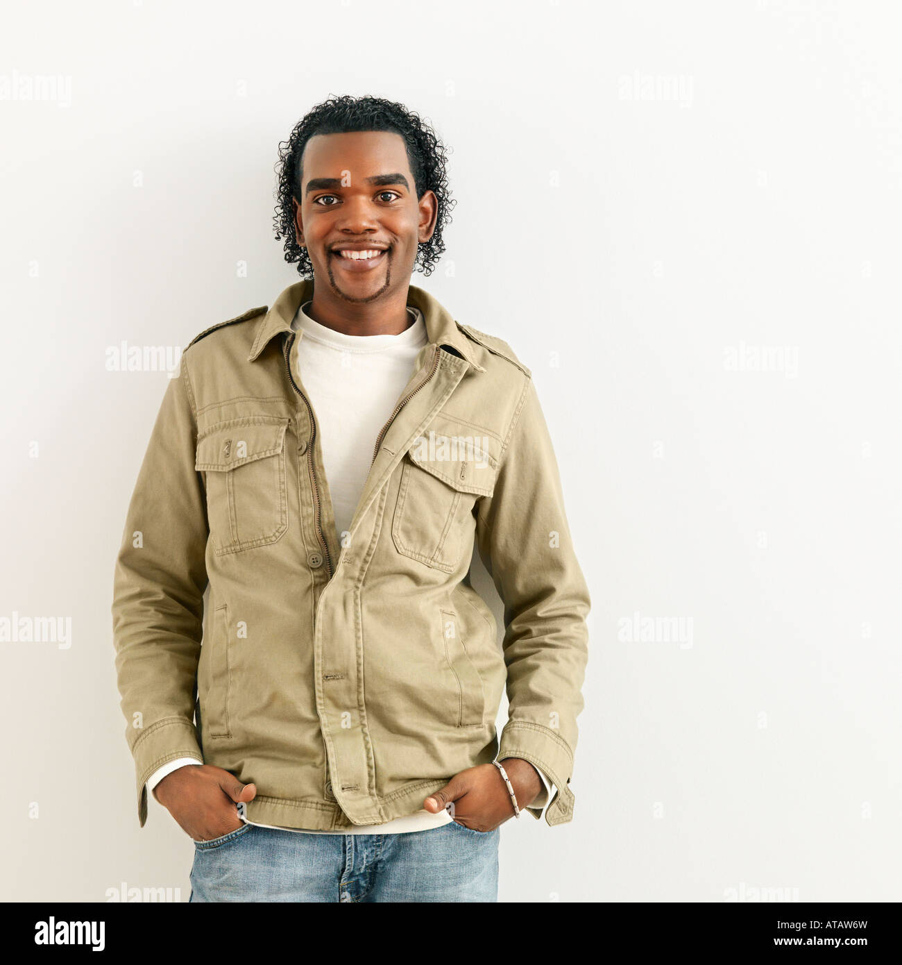 Porträt von lächelnden Mann stand vor weißem Hintergrund Stockfoto