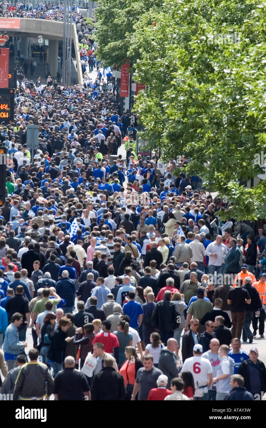 Fußball-Fans werden das neue Wembley-Stadion für das FA-Cup-Finale Stockfoto